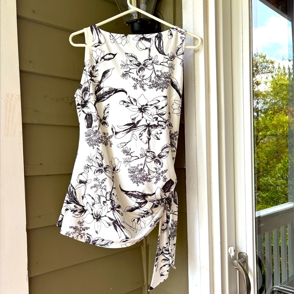 NWOT WHBM Floral Black and White cowl
neck Top with side tie. Sz M. B&W.